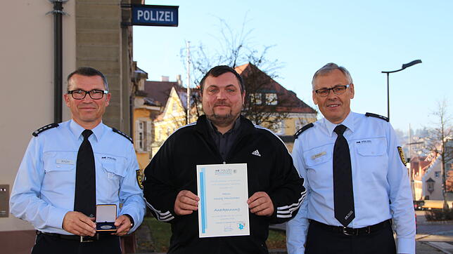 Ein Musterbeispiel an Zivilcourage: Revierleiter Thomas Knörr dankt Nikolaj Hinitschwe für seine Hilfe bei der Ergreifung von ...
