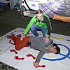 Lars Kiefer (am Boden) von der Fachstelle Sucht und Nick Höllstein von der Barmer Singen zeigen bei der ersten Verkehrssicherheitsnacht ...