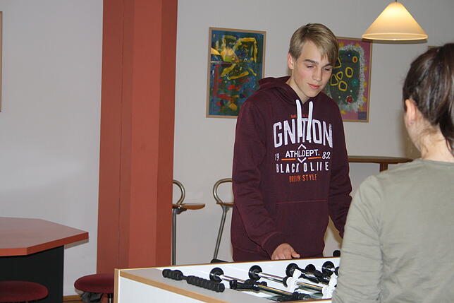 Niklas beim Kickern.