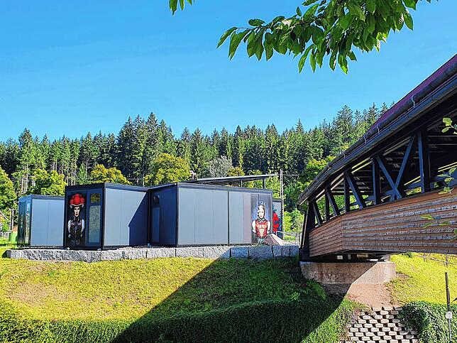 Bild 12: Wo der Toilettengang zum Erlebnis wird: Wir nehmen Sie mit ins Luxus-Klo von Titisee &ndash; bei Vogelgezwitscher und Waldrauschen (mit Videos)