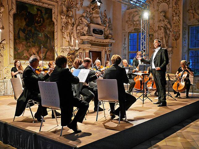Glanzvolles Abschlusskonzert des Mozart Sommers Schloss Salem im Jahr 2019 mit dem Südwestdeutschen Kammerorchester Pforzheim unter der ...
