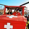 Die Turbine startet, doch die Crew ist ratlos. Weil es der Helikopter, mit dem Bürgermeister Fabian Meschenmoser vor den Narren fliehen ...