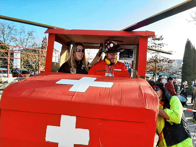 Die Turbine startet, doch die Crew ist ratlos. Weil es der Helikopter, mit dem Bürgermeister Fabian Meschenmoser vor den Narren fliehen ...