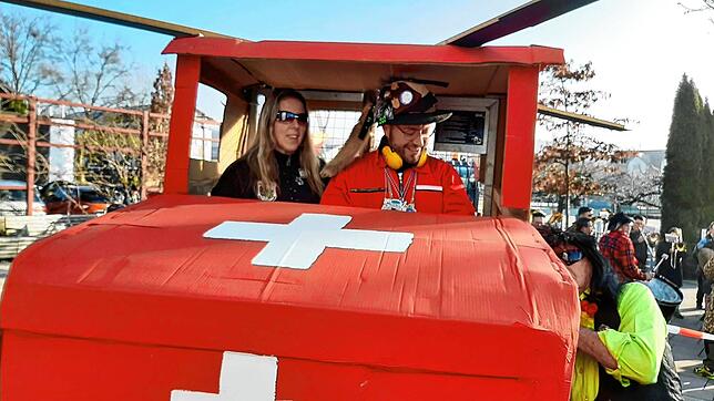 Die Turbine startet, doch die Crew ist ratlos. Weil es der Helikopter, mit dem Bürgermeister Fabian Meschenmoser vor den Narren fliehen ...