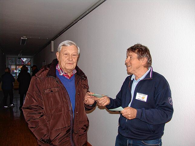 Jürgen Jung (rechts), Sprecher des Helferkreises Salem, überreicht Gemeinderat Wolfgang Bauer (CDU) einen Flyer. Der Helferkreis sucht ...