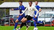 Der SV Deggenhausertal (Victor Maag, vorne) hat sich am Ende klar mit 4:1 gegen den SV Volkertshausen (Sven Beha) durchgesetzt.