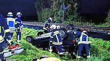 Professionell gehen die Einsatzkräfte ans Werk, um den Fahrer aus dem Fahrzeug zu befreien. Schlechte Zufahrtswege, Regenwetter und die ...