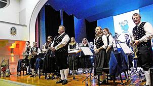 Das Publikum feiert seine Katzensteiger Musiker mit Dirigent Sven Tolksdorf (Mitte) beim Doppelkonzert in der Festhalle. Der ...
