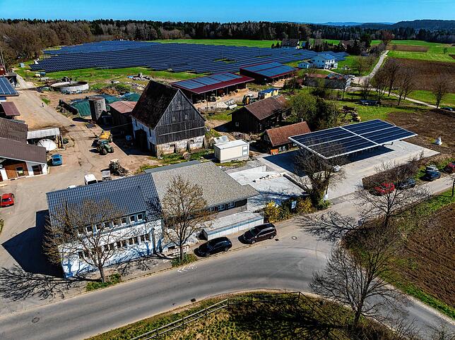 Vorne links das neu umgebaute Zollhäusle-Restaurant. Rechts davon der mit Solarzellen überdachte Ladepark für E-Autos und hinten am ...