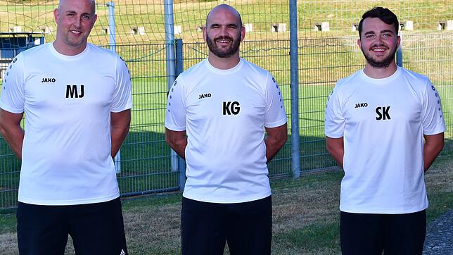 Trio des FC Erzingen bleibt komplett: Cheftrainer Klaus Gallmann (Mitte) freut sich über die Zusage seiner Co-Trainer Michael Jauch ...