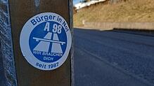 &bdquo;A 98 Wir brauchen dich&ldquo; steht auf einem Aufkleber an einer Laterne in Schwörstadt. Hier hoffen die Menschen auf Entlastung ...