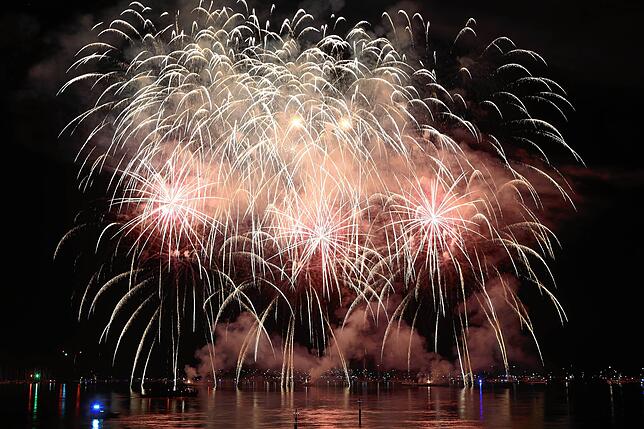 Bild 33: Konstanzer Seenachtfest 2024 - Jetzt knallt's! Das Feuerwerk am Bodensee bringt Zuschauer zum Staunen