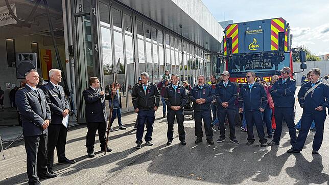 Am Tag der Offenen Tore im neuen Zentralen Gerätehaus Ende September übergaben die Möhliner die Hellebarde als Zeichen der Freundschaft. ...