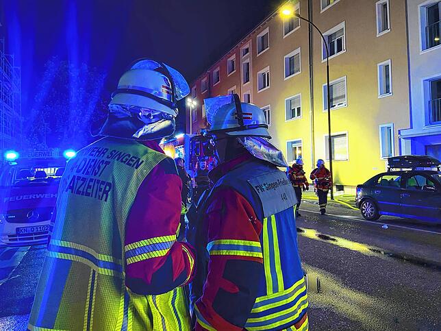 Mit einem Großaufgebot von Feuerwehr, Rettungskräften und Polizei kämpfen die Einsatzkräfte gegen die Flammen.
