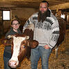Bieten Tieren eine neue Heimat: Kathrin und Christian Schindler im Stall mit einer Kuh. Derzeit leben 65 Tiere unterschiedlicher Rassen ...