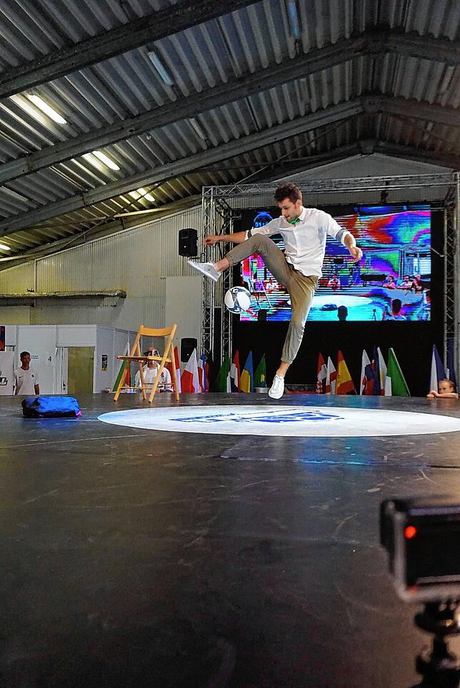 Bei der WM in Prag überzeugte Fußball Freestyler Patrick Bäurer aus Blumberg-Hondingen mit seiner Show und kam ins Finale. Bild: Chris ...