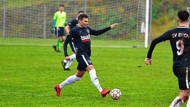 Matchwinner: Pascal Pecoraro (Mitte) schlug in der Nachspielzeit zu, sicherte dem SV Buch den späten 2:1-Sieg gegen die SG FC Wehr/Brennet.