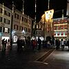 An beiden Enden der Kaiserstraße versammelten sich Menschen mit Kerzen und liefen durch die abendliche Waldshuter Innenstadt.