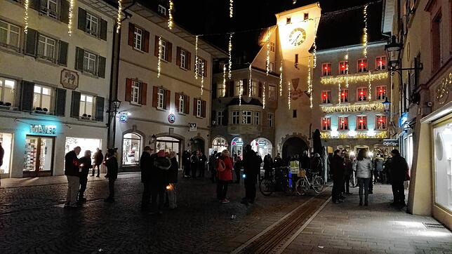 An beiden Enden der Kaiserstraße versammelten sich Menschen mit Kerzen und liefen durch die abendliche Waldshuter Innenstadt.