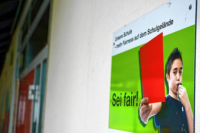 Das Schild am Schulhof soll Kinder erinnern, miteinander fair umzugehen.