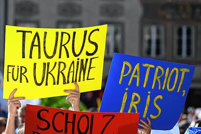 Demonstranten fordern von der deutschen Regierung, die Ukraine mit Taurus-Marschflugkörpern zu unterstützen.