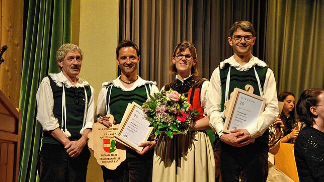 Der erste Vorsitzende Peter Matt ehrte Michael Matt, Sandra Reinhard und Christian Matt für 25 Jahre aktives Musizieren (von links). ...