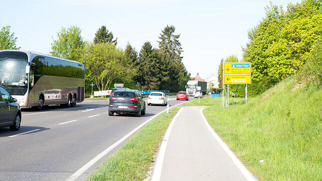 Die B31 bei Immenstaad heute: Viel Verkehr und Wälle, um den Lärm abzuhalten. Würde die neue Trasse im Hinterland liegen, wäre ein ...