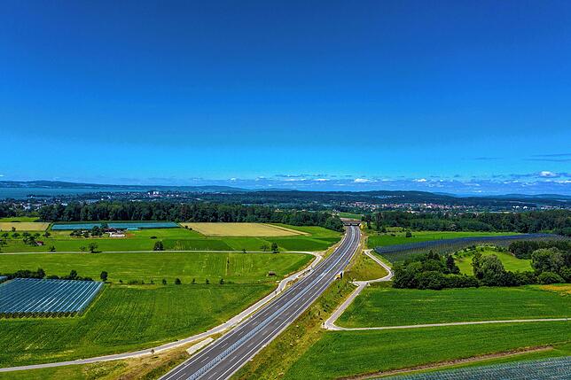 Bild 9: Bevor der Verkehr rollt, zeigen wir Ihnen aktuelle Luftbilder und Videos von der B 31-neu zwischen Immenstaad und Friedrichshafen