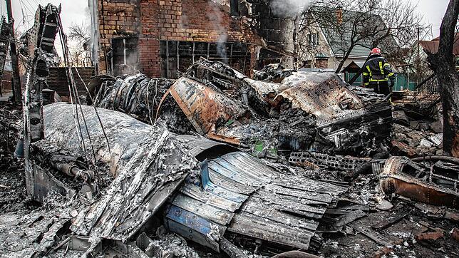 Der Krieg hat Kiew erreicht: Die Trümmer eines Flugzeugs mitten in Kiew. Es war unklar, wessen Flugzeug abgestürzt ist und wer es zum ...