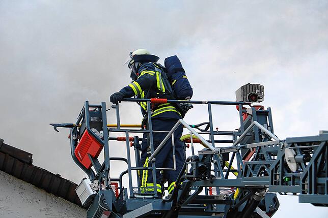 Die Feuerwehr Bräunlingen bekämpft am Mittwochmorgen einen Gebäudebrand in einem Wohngebäude Ecke Dießenhoferstraße/ Gießnaustraße. Der ...
