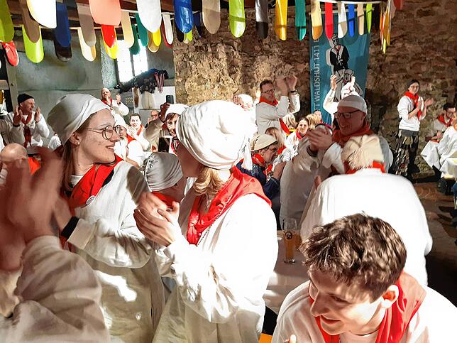 Gute Stimmung beim Heringsessen in der Stadtscheuer.