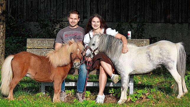 Timo Spiegel und Chiara Dufner haben den Wilmannshof in Hubertshofen erworben. Auf ein Grundstück am Ortsrand möchten sie Kindern ...