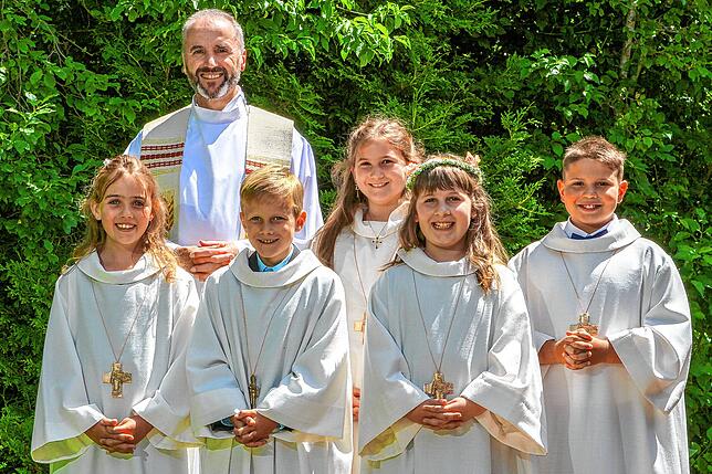 Fünf Kinder aus der katholischen Pfarrgemeinde St. Simon und Judas Thaddäus Gurtweil erhielten ihre Kommunion (von links): Franziska ...