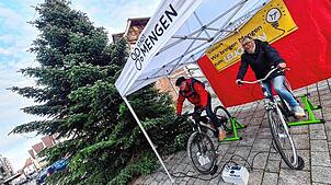 Zwei fest installierte Fahrräder geben Strom, um den Weihnachtsbaum in der Stadt Mengen für zwei Stunden täglich zu beleuchten.