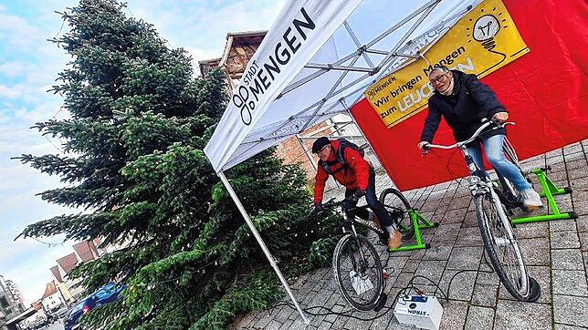 Zwei fest installierte Fahrräder geben Strom, um den Weihnachtsbaum in der Stadt Mengen für zwei Stunden täglich zu beleuchten.