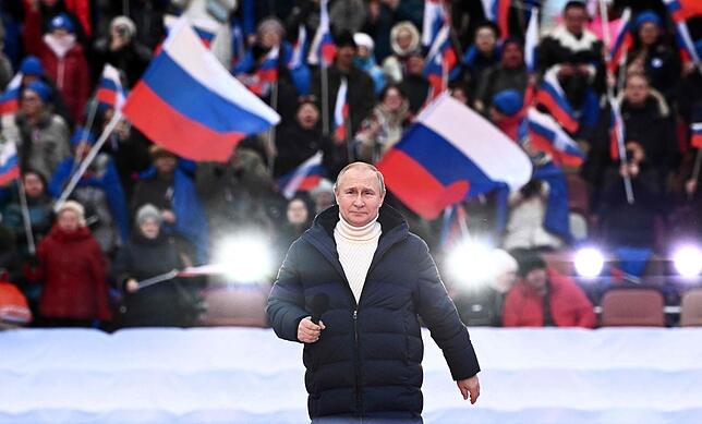 Der russische Präsident hat die Mächtigsten der Mächtigen hinter sich versammelt – nur wenn sie sich gegen ihn wenden, ist ein ...