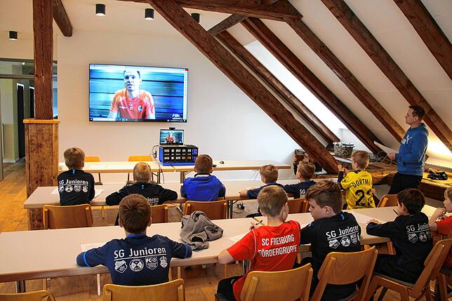 In einer Videoschalte konnte sich der Fußballnachwuchs aus dem Leibertinger Ortsteil Thalheim Ende April mit einem ihrer Idole ...