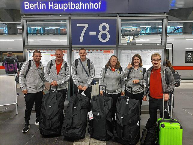 David Pancke, Bruno Schneider, Andreas Cafararo, Barbara und Sophie Kistenbrügger sowie Johannes Hämmerle (von links) vom Förderverein ...