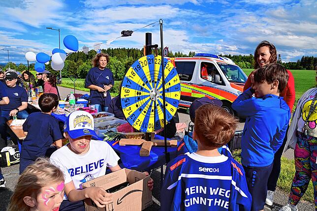 Bild 27: Tausende feiern an der Langen Tafel bei Schnittchen und Fleischbällchen