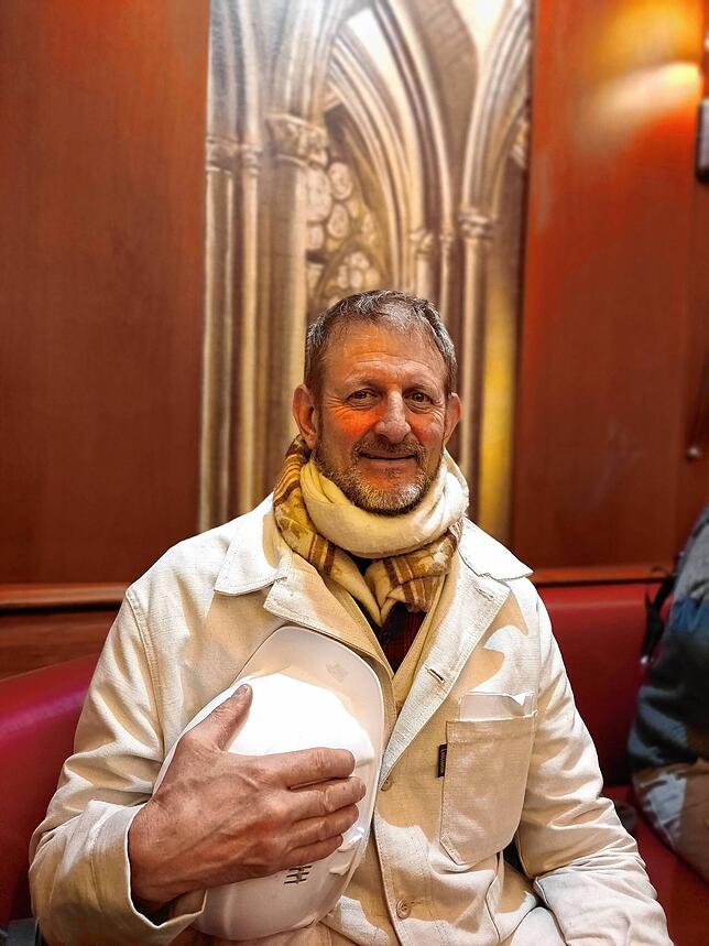 Bildhauer Philippe Giraud hat einen Teil der Pflanzenmotive in der Kathedrale bearbeitet.