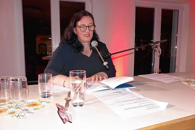 Annette Schmidt liest das Kapitel über die Mutter: „Die Frau an seiner Seite“.