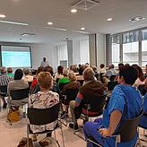 Interessierte Zuhörer beim Vortrag „Aktiv gegen Rückenschmerzen“.