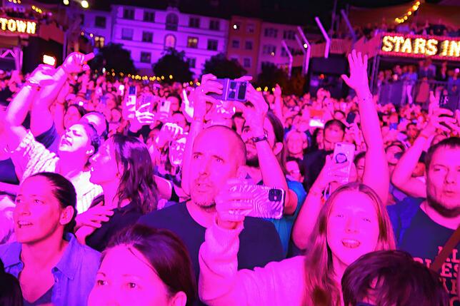 Viele Besucher bei Nelly Furtado und Joya Marleen beim Festival Stars in Town auf dem Herrenacker inmitten der Schaffhauser Altstadt.