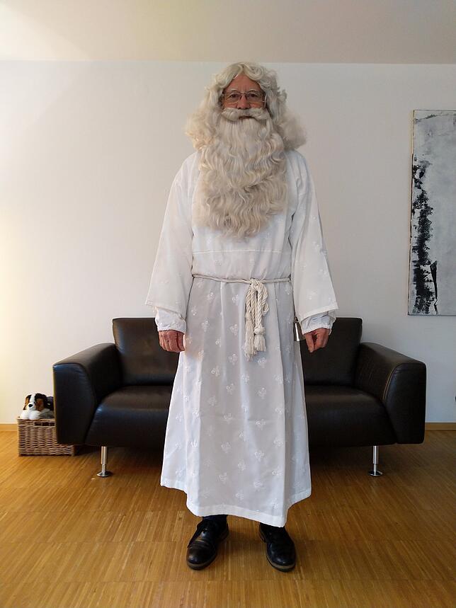 Bild 6: Wir zeigen in vielen Bildern, wie sich der Häfler Berthold Erich Schwarz Schritt für Schritt in den Nikolaus verwandelt