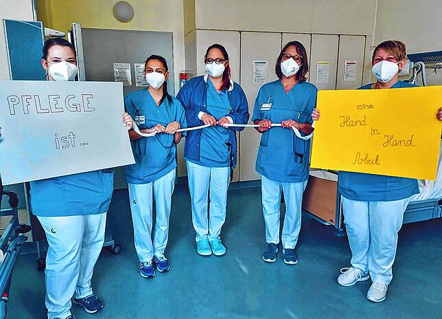 Pflege bedeutet Arbeit Hand in Hand – wie dieses Foto zeigt.