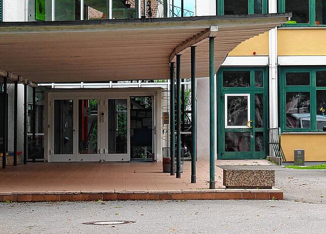 Durch diese Tür geht es nach dem Sommer für die neuen Fünftklässler zum Unterricht in die Donaueschinger Realschule. Hier ein Foto aus ...