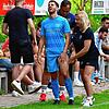 Schmerz lass nach: Für André Holzapfel vom SV Buch endete die Partie gegen die SG FC Wehr/Brennet vorzeitig, Fitnesstrainerin Ramona ...