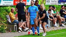 Schmerz lass nach: Für André Holzapfel vom SV Buch endete die Partie gegen die SG FC Wehr/Brennet vorzeitig, Fitnesstrainerin Ramona ...