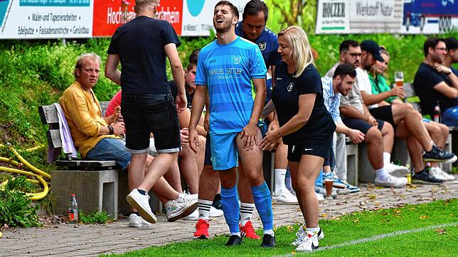 Schmerz lass nach: Für André Holzapfel vom SV Buch endete die Partie gegen die SG FC Wehr/Brennet vorzeitig, Fitnesstrainerin Ramona ...
