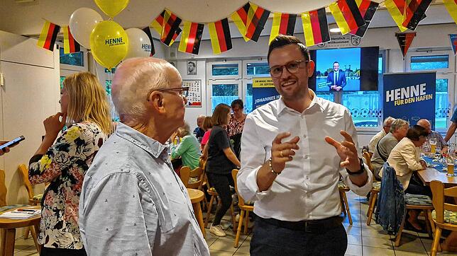 In der Vereinsgaststätte hat OB-Kandidat Johannes Henne zwischen Deutschlandflaggen und EM-Deko seinen Posten bezogen – inklusive ...